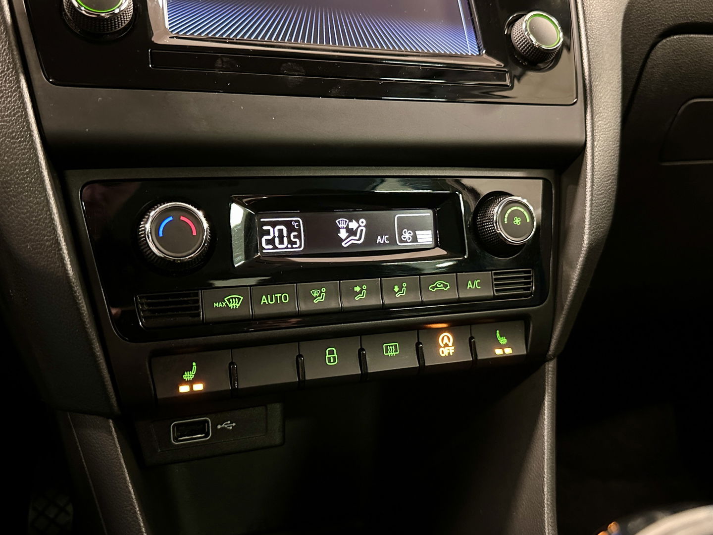 Škoda Rapid Spaceback 1.0 TSI Greentech Clever | Trekhaak | Cruise Control | Parkeersensoren Achter | Stoelverwarming | Bluetooth | Airconditioning | Navigatie | DAB |