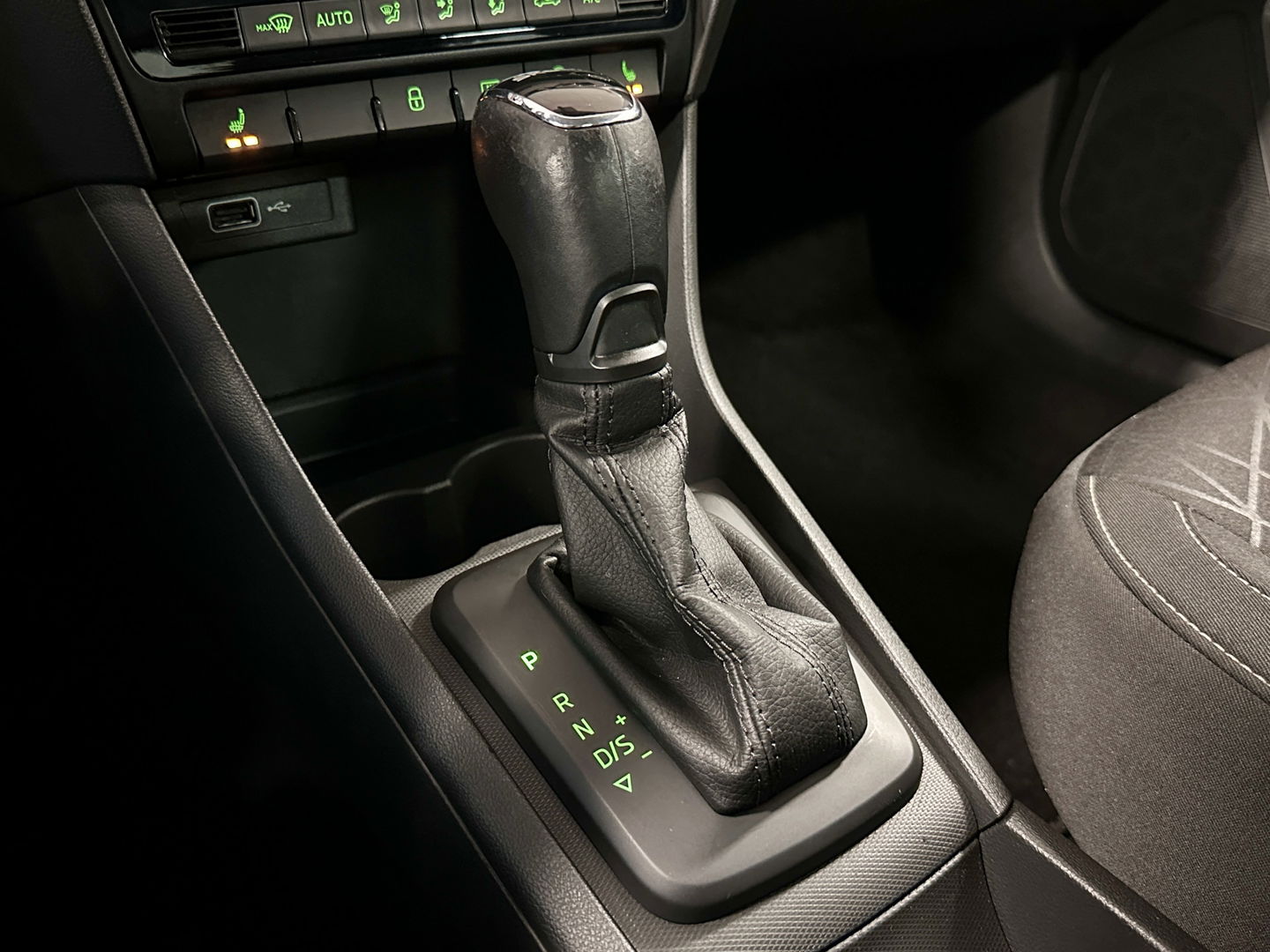 Škoda Rapid Spaceback 1.0 TSI Greentech Clever | Trekhaak | Cruise Control | Parkeersensoren Achter | Stoelverwarming | Bluetooth | Airconditioning | Navigatie | DAB |