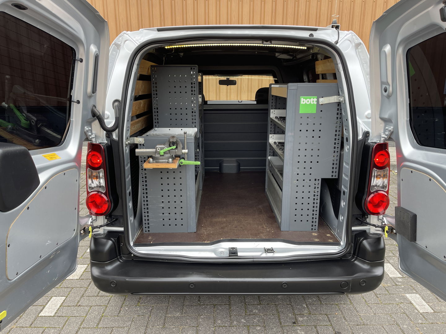 Peugeot Partner 1.6 BlueHDi 75 L1 Premium | Marge | Apple Carplay | Dealer Onderhouden | Airconditioning | Cruise Control | Navigatie | Radio | Elektrische Ramen |