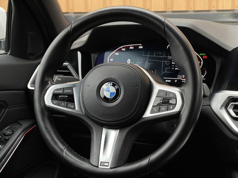 BMW 3 Serie 318i High Executive | Cruise Control | Achteruitrijcamera | Apple Carplay/Android Auto | Sfeerverlichting | Keyless Go | DAB | Lane Assist | Stoelverwarming | Navigatie |