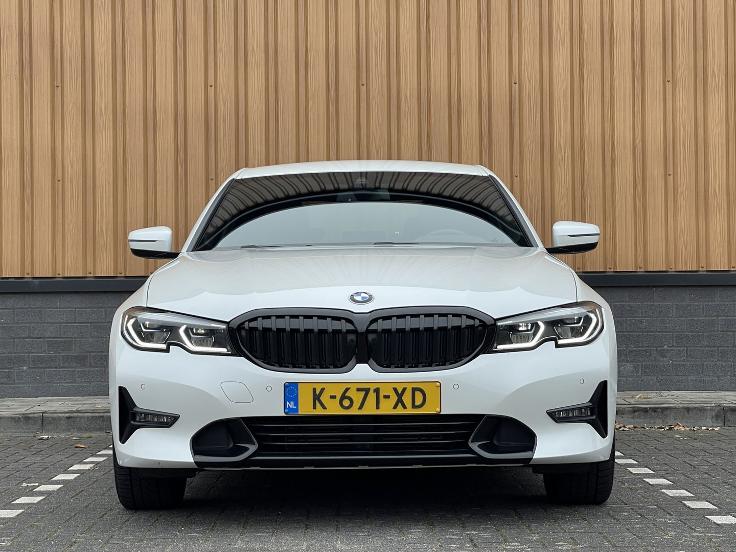 BMW 3 Serie 318i High Executive | Cruise Control | Achteruitrijcamera | Apple Carplay/Android Auto | Sfeerverlichting | Keyless Go | DAB | Lane Assist | Stoelverwarming | Navigatie |