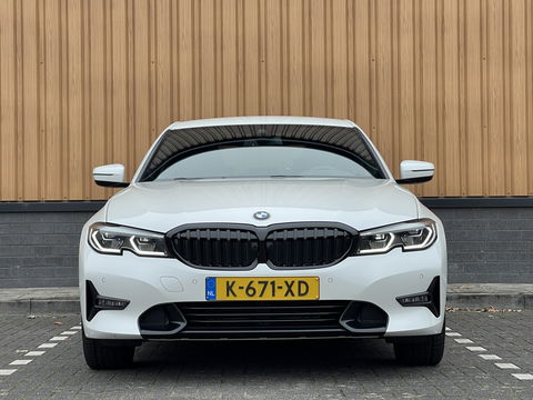 BMW 3 Serie 318i High Executive | Cruise Control | Achteruitrijcamera | Apple Carplay/Android Auto | Sfeerverlichting | Keyless Go | DAB | Lane Assist | Stoelverwarming | Navigatie |