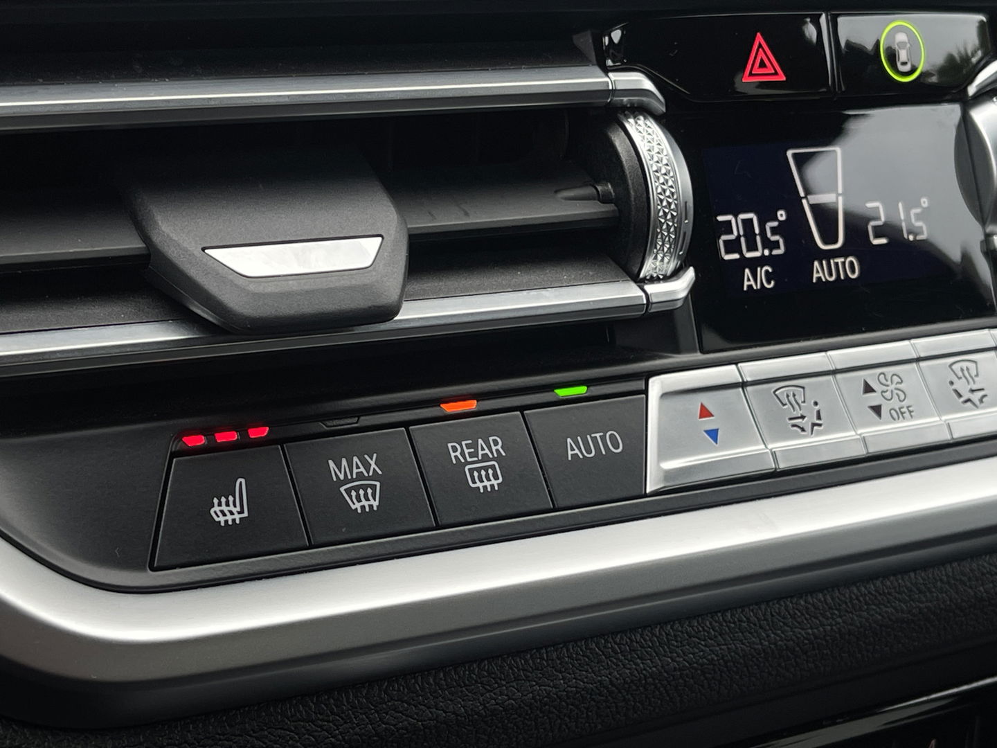BMW 3 Serie 318i High Executive | Cruise Control | Achteruitrijcamera | Apple Carplay/Android Auto | Sfeerverlichting | Keyless Go | DAB | Lane Assist | Stoelverwarming | Navigatie |