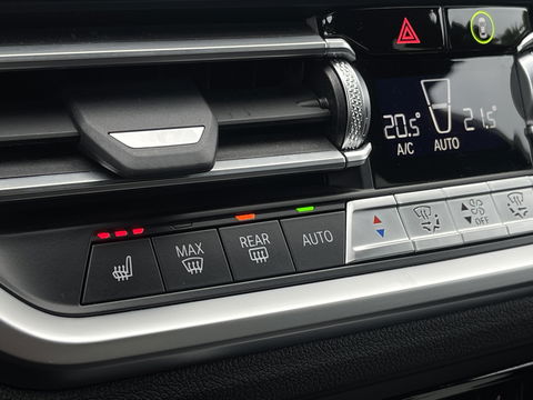 BMW 3 Serie 318i High Executive | Cruise Control | Achteruitrijcamera | Apple Carplay/Android Auto | Sfeerverlichting | Keyless Go | DAB | Lane Assist | Stoelverwarming | Navigatie |
