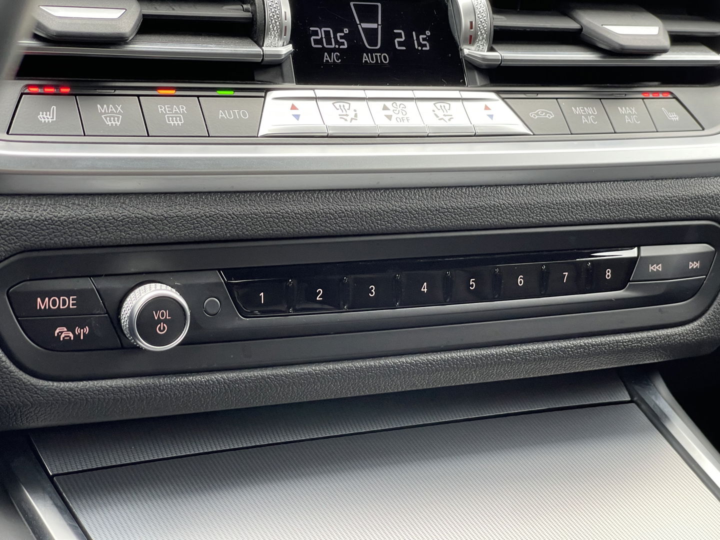 BMW 3 Serie 318i High Executive | Cruise Control | Achteruitrijcamera | Apple Carplay/Android Auto | Sfeerverlichting | Keyless Go | DAB | Lane Assist | Stoelverwarming | Navigatie |