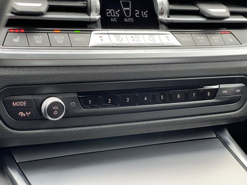 BMW 3 Serie 318i High Executive | Cruise Control | Achteruitrijcamera | Apple Carplay/Android Auto | Sfeerverlichting | Keyless Go | DAB | Lane Assist | Stoelverwarming | Navigatie |