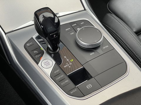 BMW 3 Serie 318i High Executive | Cruise Control | Achteruitrijcamera | Apple Carplay/Android Auto | Sfeerverlichting | Keyless Go | DAB | Lane Assist | Stoelverwarming | Navigatie |