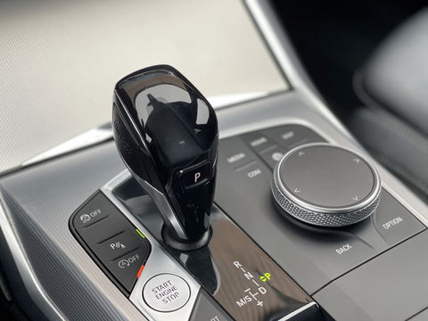 BMW 3 Serie 318i High Executive | Cruise Control | Achteruitrijcamera | Apple Carplay/Android Auto | Sfeerverlichting | Keyless Go | DAB | Lane Assist | Stoelverwarming | Navigatie |