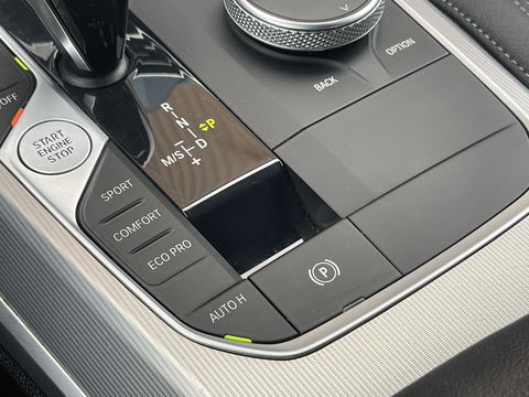 BMW 3 Serie 318i High Executive | Cruise Control | Achteruitrijcamera | Apple Carplay/Android Auto | Sfeerverlichting | Keyless Go | DAB | Lane Assist | Stoelverwarming | Navigatie |