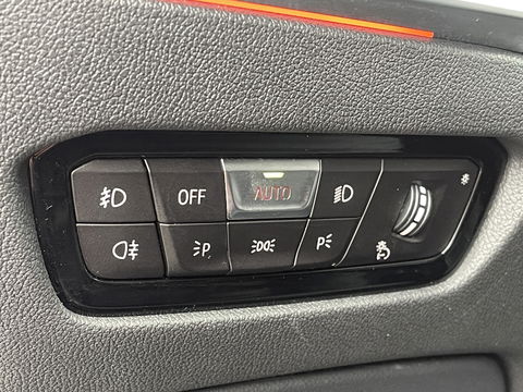 BMW 3 Serie 318i High Executive | Cruise Control | Achteruitrijcamera | Apple Carplay/Android Auto | Sfeerverlichting | Keyless Go | DAB | Lane Assist | Stoelverwarming | Navigatie |