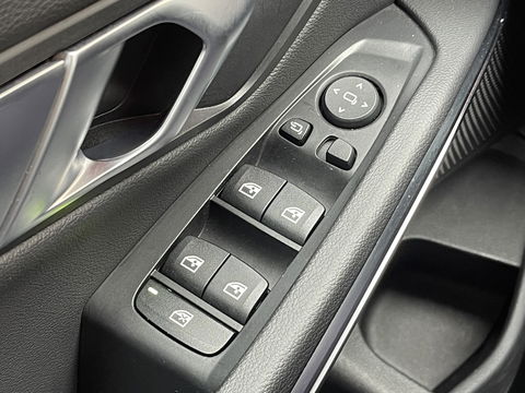 BMW 3 Serie 318i High Executive | Cruise Control | Achteruitrijcamera | Apple Carplay/Android Auto | Sfeerverlichting | Keyless Go | DAB | Lane Assist | Stoelverwarming | Navigatie |
