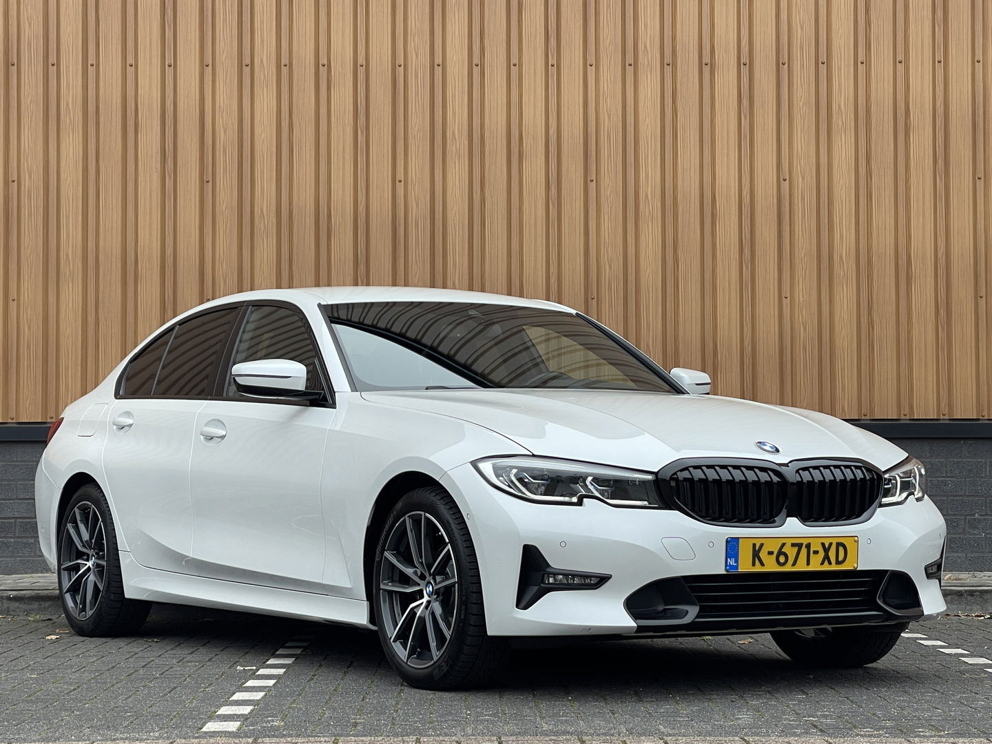 BMW 3 Serie 318i High Executive | Cruise Control | Achteruitrijcamera | Apple Carplay/Android Auto | Sfeerverlichting | Keyless Go | DAB | Lane Assist | Stoelverwarming | Navigatie |