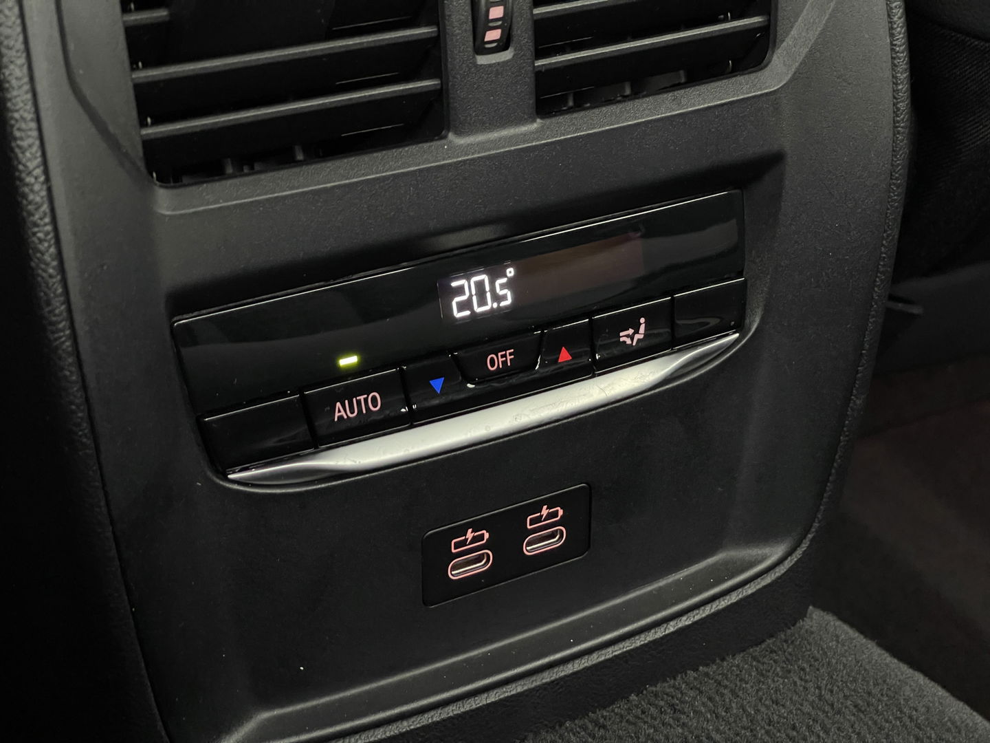 BMW 3 Serie 318i High Executive | Cruise Control | Achteruitrijcamera | Apple Carplay/Android Auto | Sfeerverlichting | Keyless Go | DAB | Lane Assist | Stoelverwarming | Navigatie |