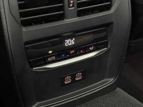 BMW 3 Serie 318i High Executive | Cruise Control | Achteruitrijcamera | Apple Carplay/Android Auto | Sfeerverlichting | Keyless Go | DAB | Lane Assist | Stoelverwarming | Navigatie |