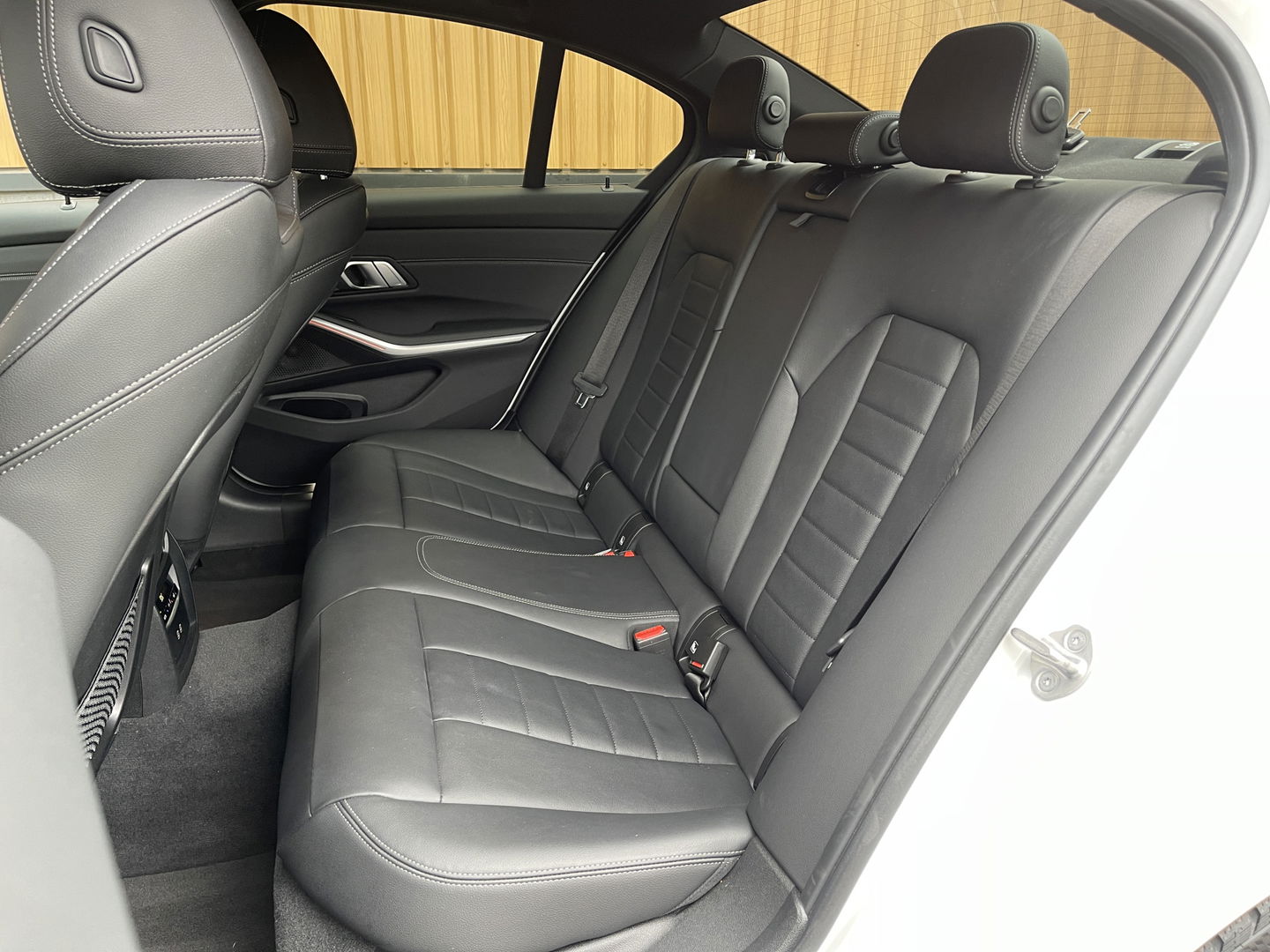 BMW 3 Serie 318i High Executive | Cruise Control | Achteruitrijcamera | Apple Carplay/Android Auto | Sfeerverlichting | Keyless Go | DAB | Lane Assist | Stoelverwarming | Navigatie |