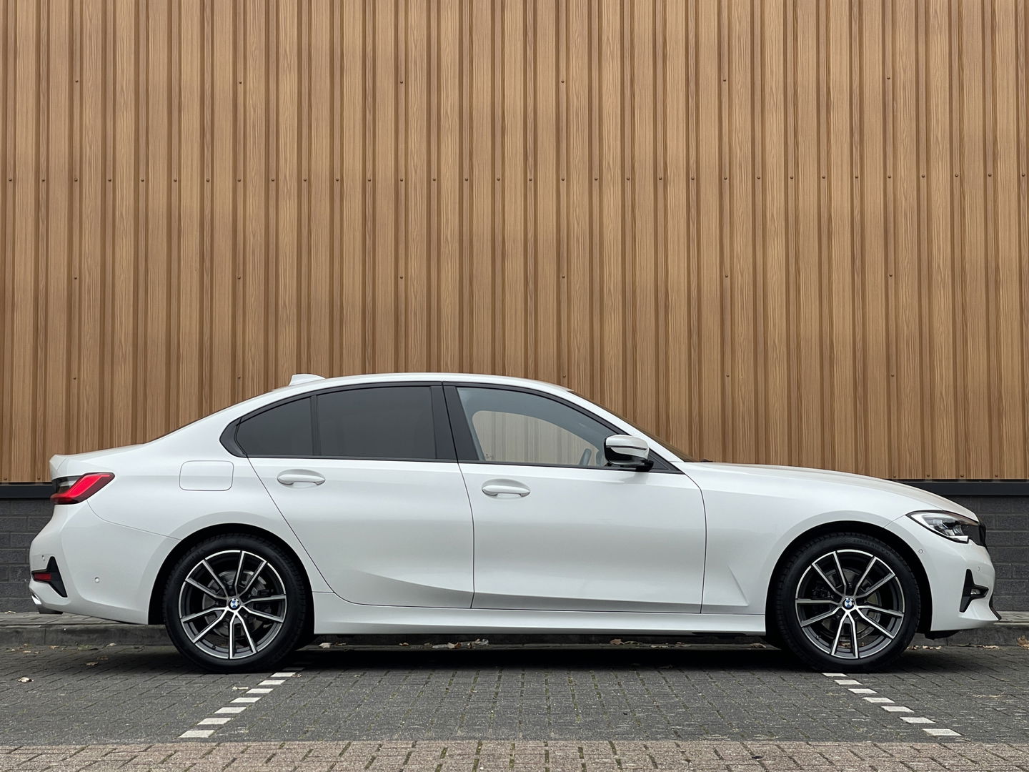 BMW 3 Serie 318i High Executive | Cruise Control | Achteruitrijcamera | Apple Carplay/Android Auto | Sfeerverlichting | Keyless Go | DAB | Lane Assist | Stoelverwarming | Navigatie |