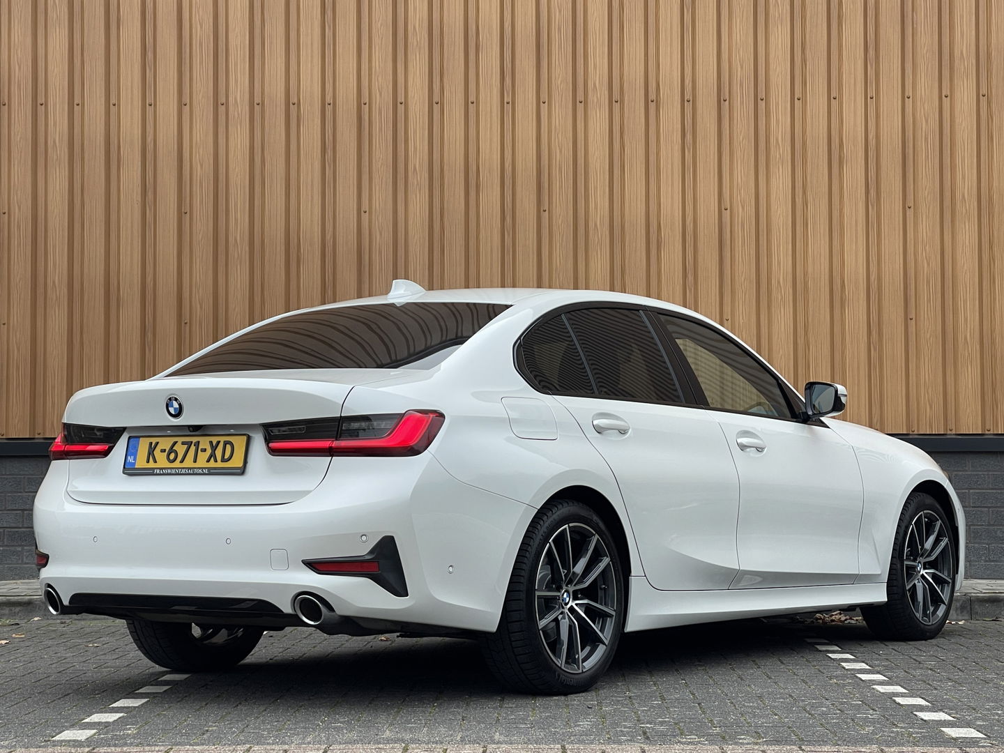 BMW 3 Serie 318i High Executive | Cruise Control | Achteruitrijcamera | Apple Carplay/Android Auto | Sfeerverlichting | Keyless Go | DAB | Lane Assist | Stoelverwarming | Navigatie |