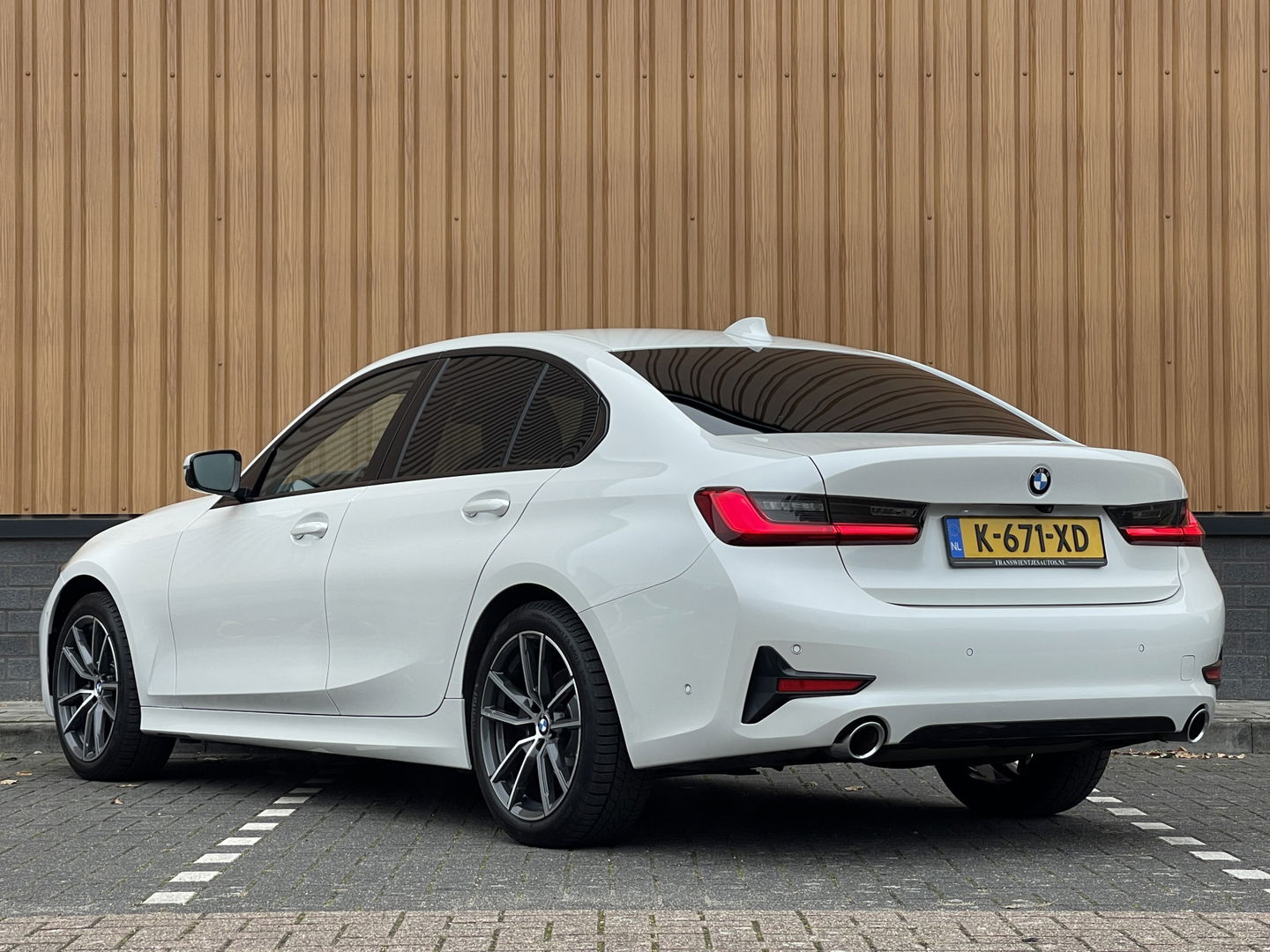 BMW 3 Serie 318i High Executive | Cruise Control | Achteruitrijcamera | Apple Carplay/Android Auto | Sfeerverlichting | Keyless Go | DAB | Lane Assist | Stoelverwarming | Navigatie |