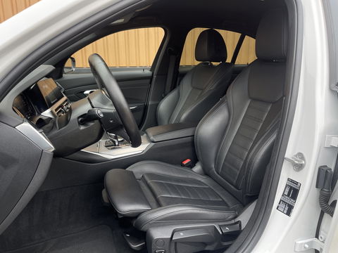 BMW 3 Serie 318i High Executive | Cruise Control | Achteruitrijcamera | Apple Carplay/Android Auto | Sfeerverlichting | Keyless Go | DAB | Lane Assist | Stoelverwarming | Navigatie |