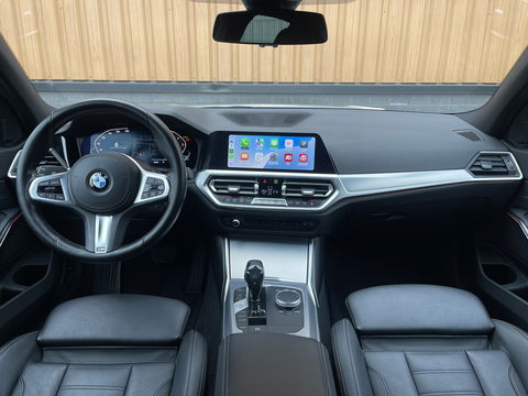 BMW 3 Serie 318i High Executive | Cruise Control | Achteruitrijcamera | Apple Carplay/Android Auto | Sfeerverlichting | Keyless Go | DAB | Lane Assist | Stoelverwarming | Navigatie |