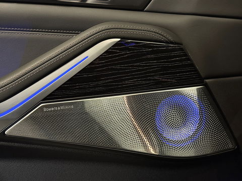 BMW X5 X-DRIVE 3.0D | M Pakket | 22'' lichtmetaal | Luchtvering | Trekhaak | 3500 Kg trekken | Panoramdak Sky Lounge | Bowers & Wilkins | BMW Individual Leder | X Offroad Pack | Alcantara Hemel |