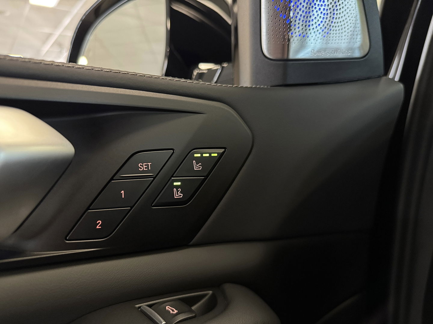 BMW X5 X-DRIVE 3.0D | M Pakket | 22'' lichtmetaal | Luchtvering | Trekhaak | 3500 Kg trekken | Panoramdak Sky Lounge | Bowers & Wilkins | BMW Individual Leder | X Offroad Pack | Alcantara Hemel |