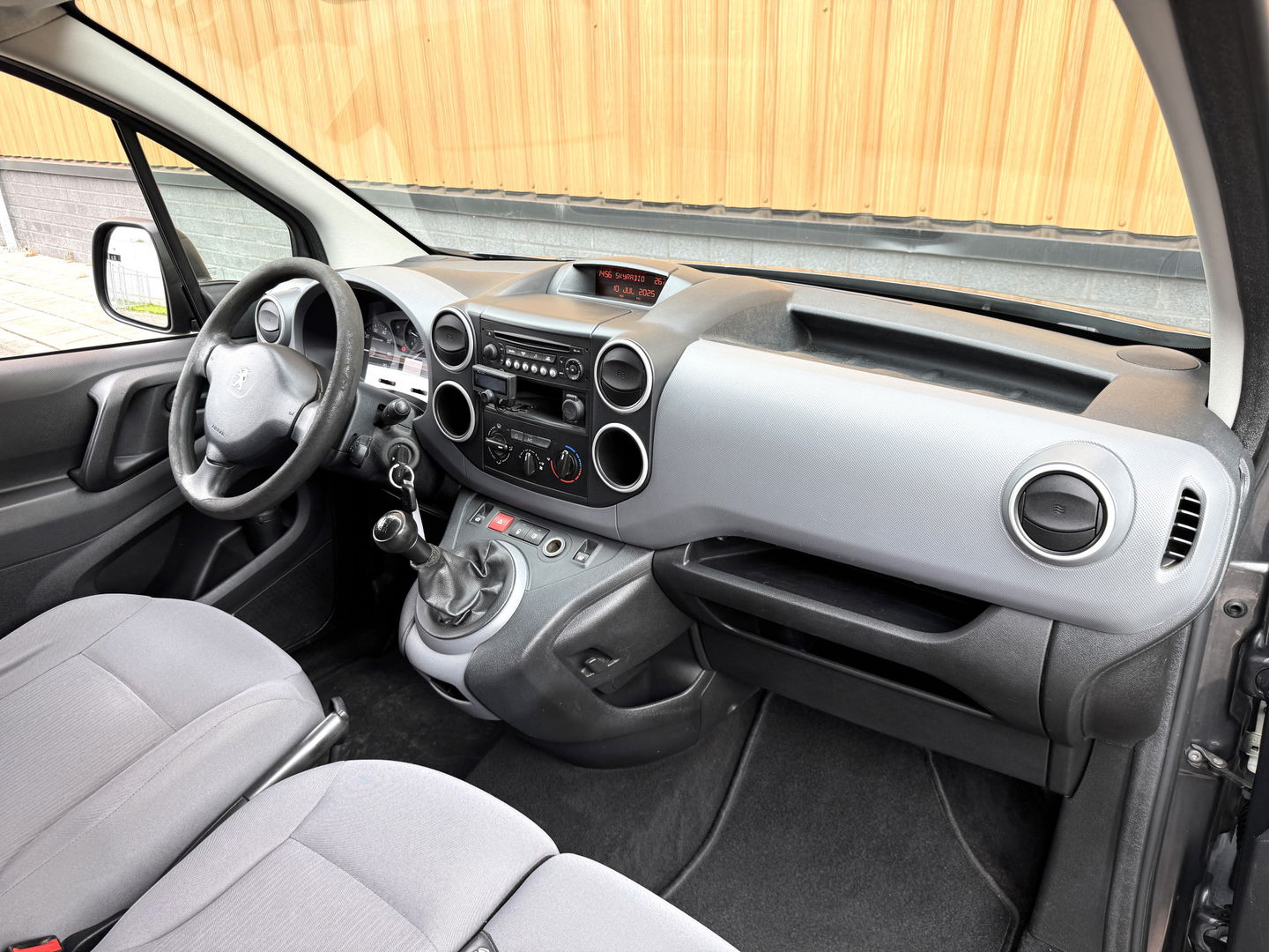 Peugeot Partner 120 1.6 HDi 75 L1 XR | 1e Eigenaar | 3 Persoons | Airconditioning | Parrot | Trekhaak | Elektrische Ramen | Elektrische Spiegels | USB | AUX |