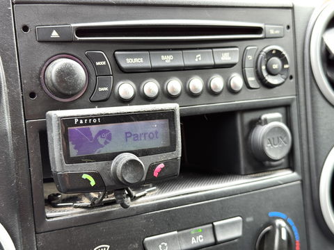 Peugeot Partner 120 1.6 HDi 75 L1 XR | 1e Eigenaar | 3 Persoons | Airconditioning | Parrot | Trekhaak | Elektrische Ramen | Elektrische Spiegels | USB | AUX |