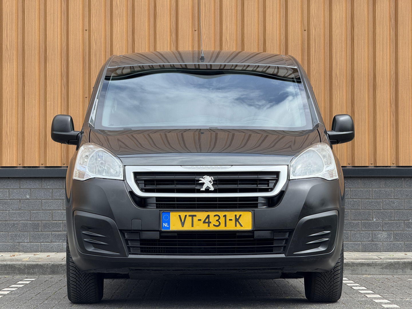 Peugeot Partner 120 1.6 HDi 75 L1 XR | 1e Eigenaar | 3 Persoons | Airconditioning | Parrot | Trekhaak | Elektrische Ramen | Elektrische Spiegels | USB | AUX |