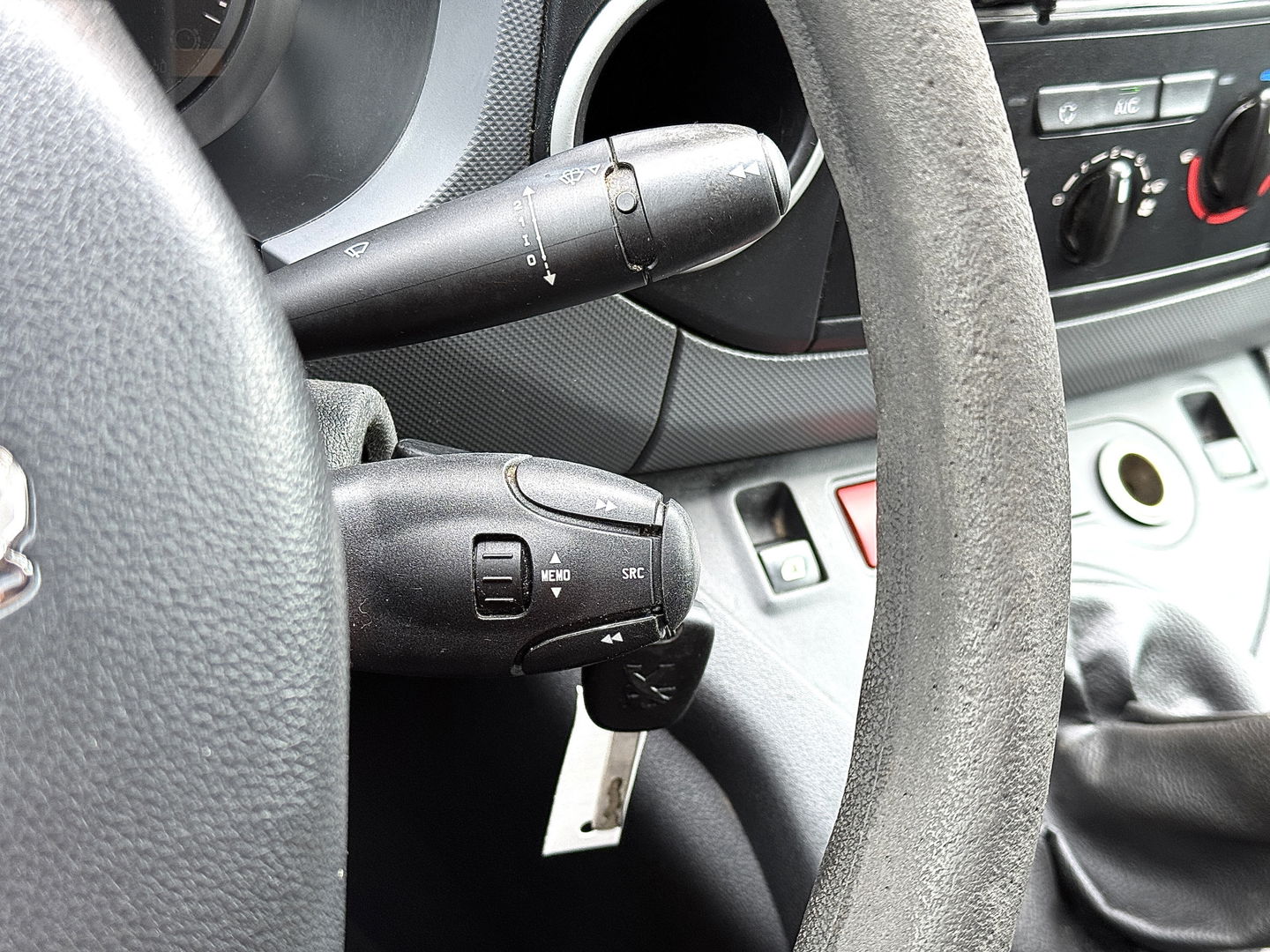 Peugeot Partner 120 1.6 HDi 75 L1 XR | 1e Eigenaar | 3 Persoons | Airconditioning | Parrot | Trekhaak | Elektrische Ramen | Elektrische Spiegels | USB | AUX |
