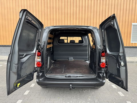 Peugeot Partner 120 1.6 HDi 75 L1 XR | 1e Eigenaar | 3 Persoons | Airconditioning | Parrot | Trekhaak | Elektrische Ramen | Elektrische Spiegels | USB | AUX |