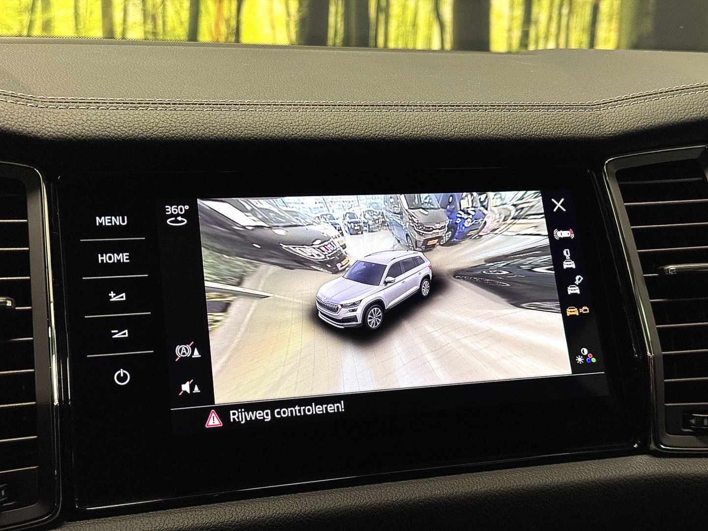 Škoda Kodiaq 1.5 TSI Business Edition Plus | Wegdraaibare Trekhaak | Elektrisch Panoramadak | 360° Camera | Adaptieve Cruise Control | Keyless Go/Entry | Apple Carplay | Memory Stoel | Stoelverwarming | Stuurverwarming |