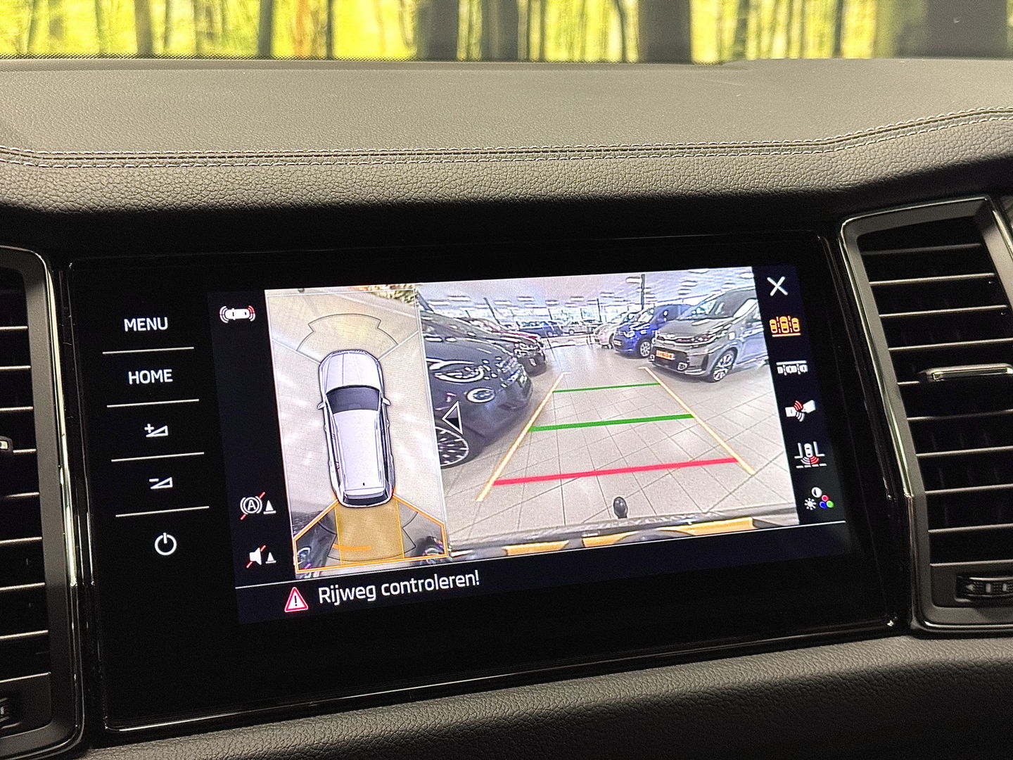 Škoda Kodiaq 1.5 TSI Business Edition Plus | Wegdraaibare Trekhaak | Elektrisch Panoramadak | 360° Camera | Adaptieve Cruise Control | Keyless Go/Entry | Apple Carplay | Memory Stoel | Stoelverwarming | Stuurverwarming |