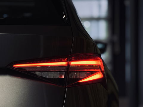 Škoda Kodiaq 1.5 TSI Business Edition Plus | Wegdraaibare Trekhaak | Elektrisch Panoramadak | 360° Camera | Adaptieve Cruise Control | Keyless Go/Entry | Apple Carplay | Memory Stoel | Stoelverwarming | Stuurverwarming |