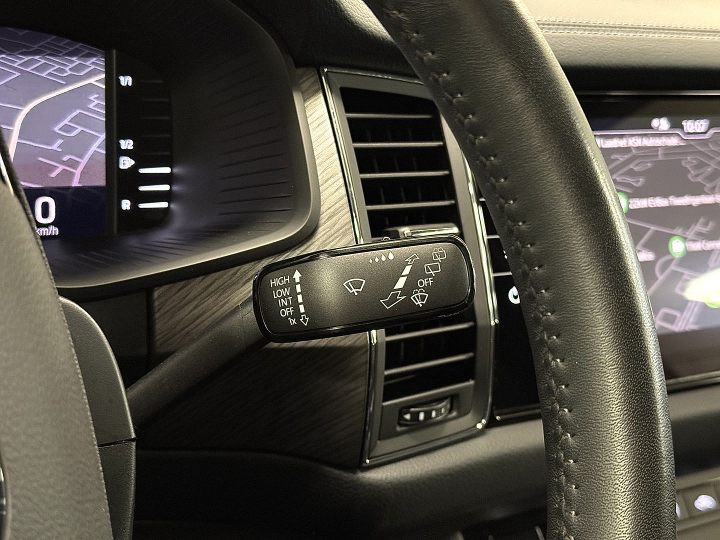 Škoda Kodiaq 1.5 TSI Business Edition Plus | Wegdraaibare Trekhaak | Elektrisch Panoramadak | 360° Camera | Adaptieve Cruise Control | Keyless Go/Entry | Apple Carplay | Memory Stoel | Stoelverwarming | Stuurverwarming |
