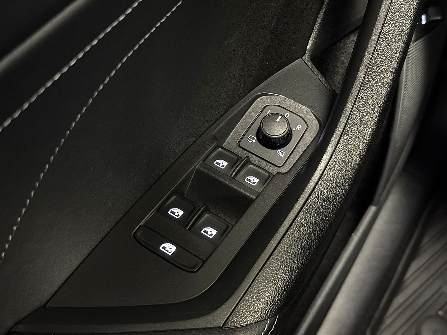 Škoda Kodiaq 1.5 TSI Business Edition Plus | Wegdraaibare Trekhaak | Elektrisch Panoramadak | 360° Camera | Adaptieve Cruise Control | Keyless Go/Entry | Apple Carplay | Memory Stoel | Stoelverwarming | Stuurverwarming |