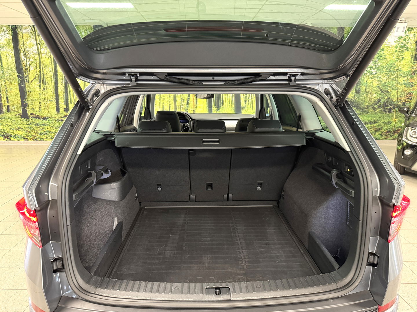Škoda Kodiaq 1.5 TSI Business Edition Plus | Wegdraaibare Trekhaak | Elektrisch Panoramadak | 360° Camera | Adaptieve Cruise Control | Keyless Go/Entry | Apple Carplay | Memory Stoel | Stoelverwarming | Stuurverwarming |