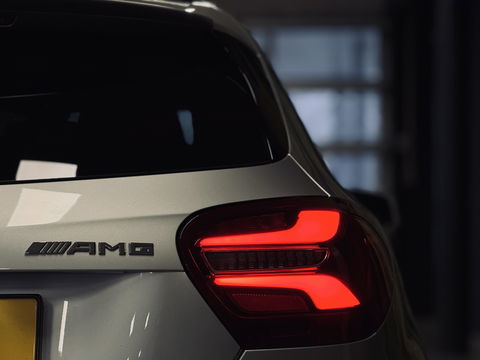 Mercedes-Benz A-Klasse AMG 45 4MATIC | Cruise Control | Panoramadak | Achteruitrijcamera | Stoelverwarming | Parkeersensoren | Navigatie | Stop&Go |