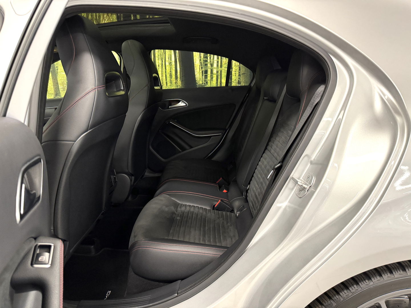Mercedes-Benz A-Klasse AMG 45 4MATIC | Cruise Control | Panoramadak | Achteruitrijcamera | Stoelverwarming | Parkeersensoren | Navigatie | Stop&Go |