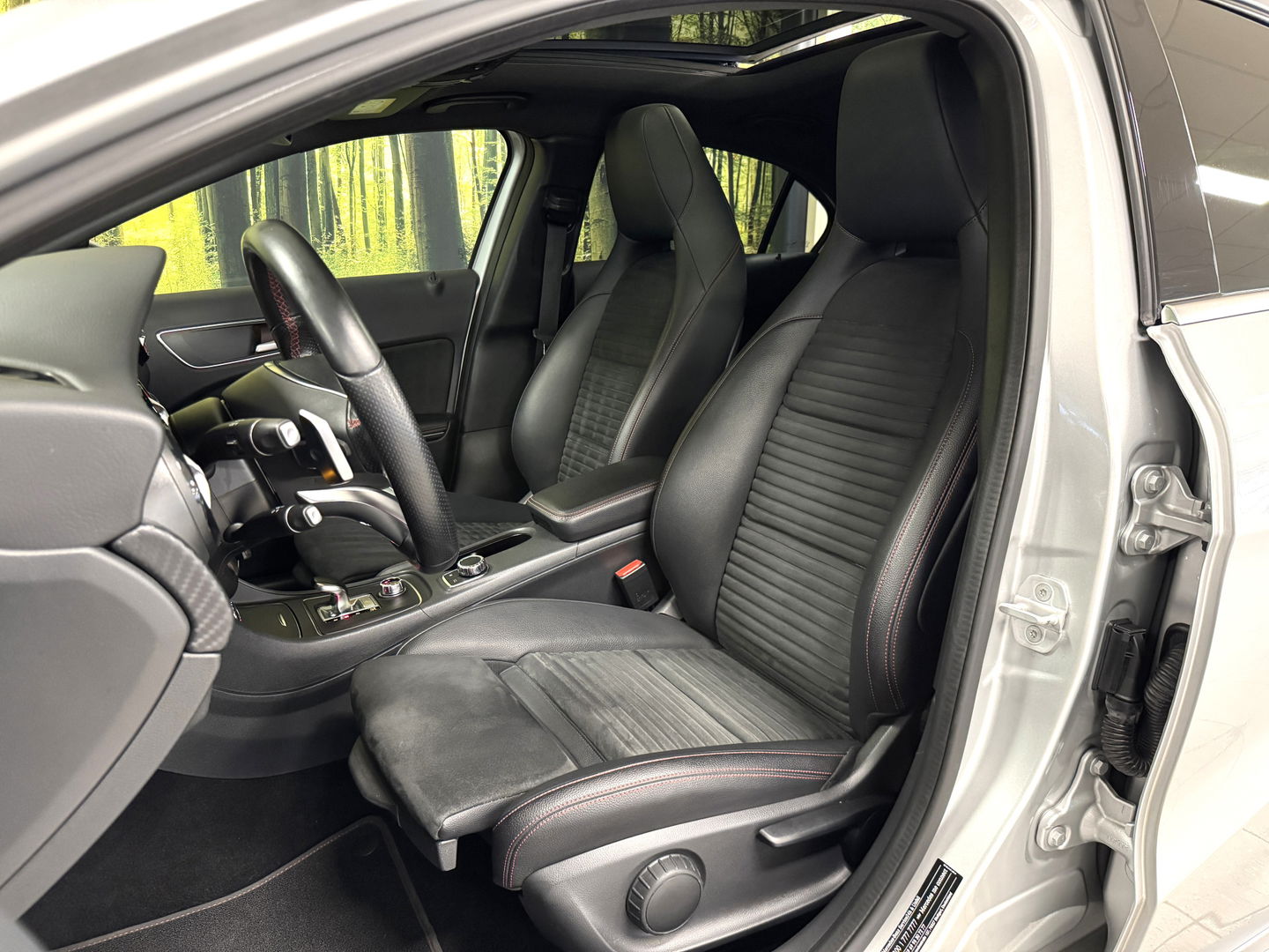 Mercedes-Benz A-Klasse AMG 45 4MATIC | Cruise Control | Panoramadak | Achteruitrijcamera | Stoelverwarming | Parkeersensoren | Navigatie | Stop&Go |
