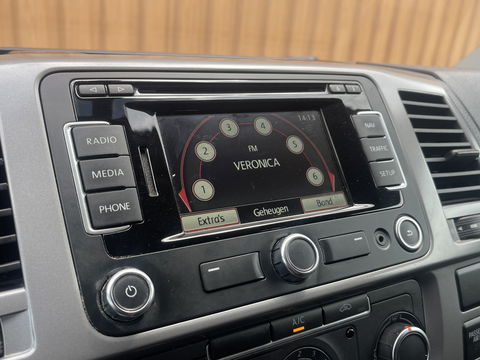 Volkswagen Transporter 2.0 TDI L1H1 BM DC Comfortline | Marge | 1e eigenaar | Cruise Control | Trekhaak | Parkeersensoren Achter | Airconditioning | Navigatie | Stop&Go | Betonplex | Wandbetimmering |