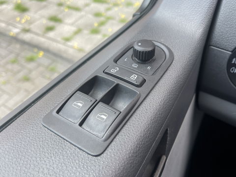 Volkswagen Transporter 2.0 TDI L1H1 BM DC Comfortline | Marge | 1e eigenaar | Cruise Control | Trekhaak | Parkeersensoren Achter | Airconditioning | Navigatie | Stop&Go | Betonplex | Wandbetimmering |