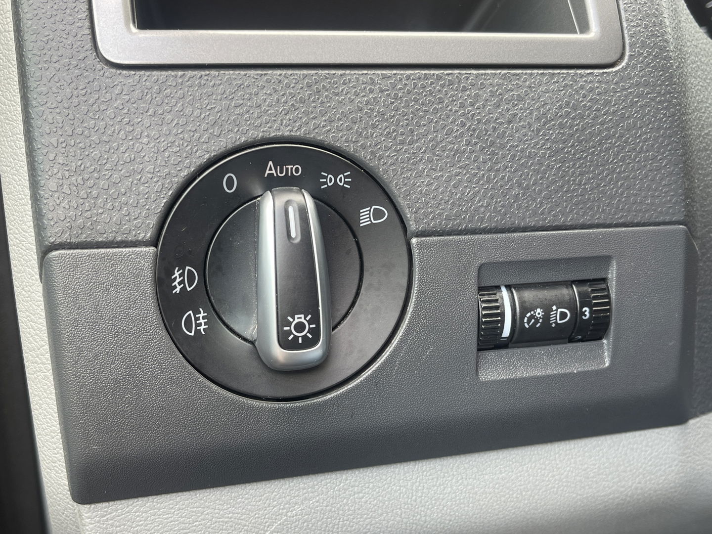 Volkswagen Transporter 2.0 TDI L1H1 BM DC Comfortline | Marge | 1e eigenaar | Cruise Control | Trekhaak | Parkeersensoren Achter | Airconditioning | Navigatie | Stop&Go | Betonplex | Wandbetimmering |