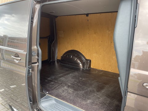 Volkswagen Transporter 2.0 TDI L1H1 BM DC Comfortline | Marge | 1e eigenaar | Cruise Control | Trekhaak | Parkeersensoren Achter | Airconditioning | Navigatie | Stop&Go | Betonplex | Wandbetimmering |