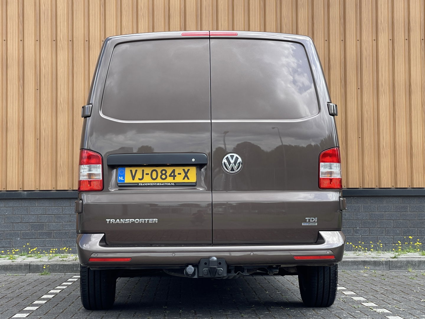 Volkswagen Transporter 2.0 TDI L1H1 BM DC Comfortline | Marge | 1e eigenaar | Cruise Control | Trekhaak | Parkeersensoren Achter | Airconditioning | Navigatie | Stop&Go | Betonplex | Wandbetimmering |