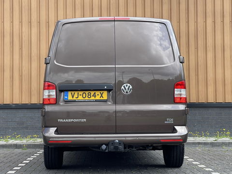 Volkswagen Transporter 2.0 TDI L1H1 BM DC Comfortline | Marge | 1e eigenaar | Cruise Control | Trekhaak | Parkeersensoren Achter | Airconditioning | Navigatie | Stop&Go | Betonplex | Wandbetimmering |