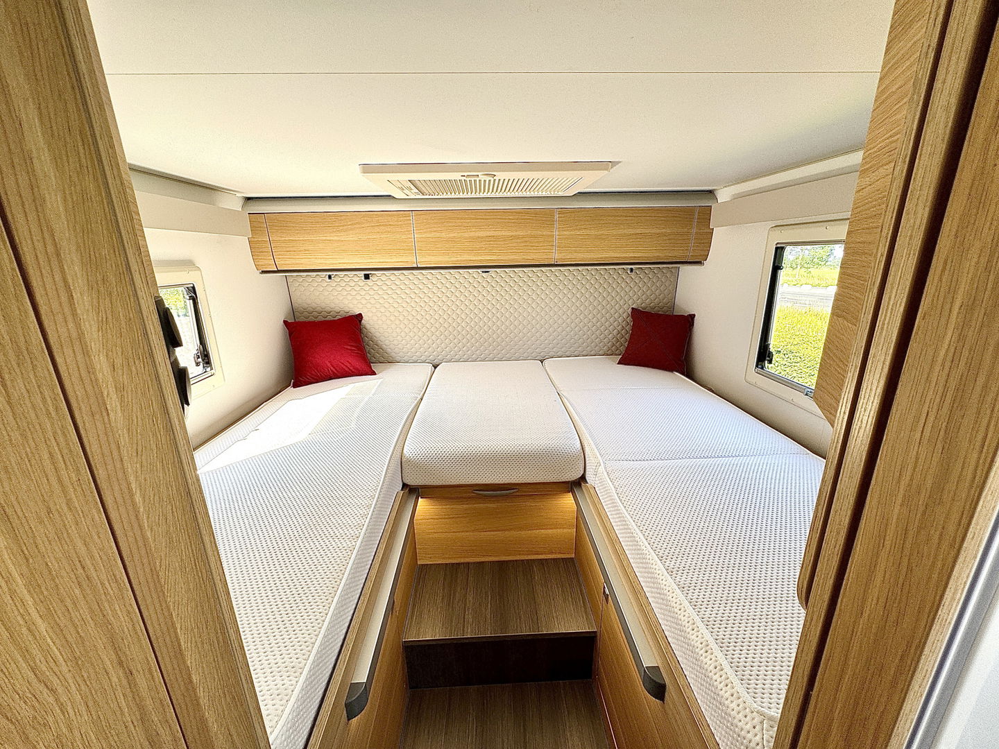 Adria CORAL 670 SL Plus | Automaat! | Euro 6! | Cruise control | Lengte bedden | Origineel Nederlands | Dak airco | Zonnepaneel | Nieuwstaat | Camera | Truma |