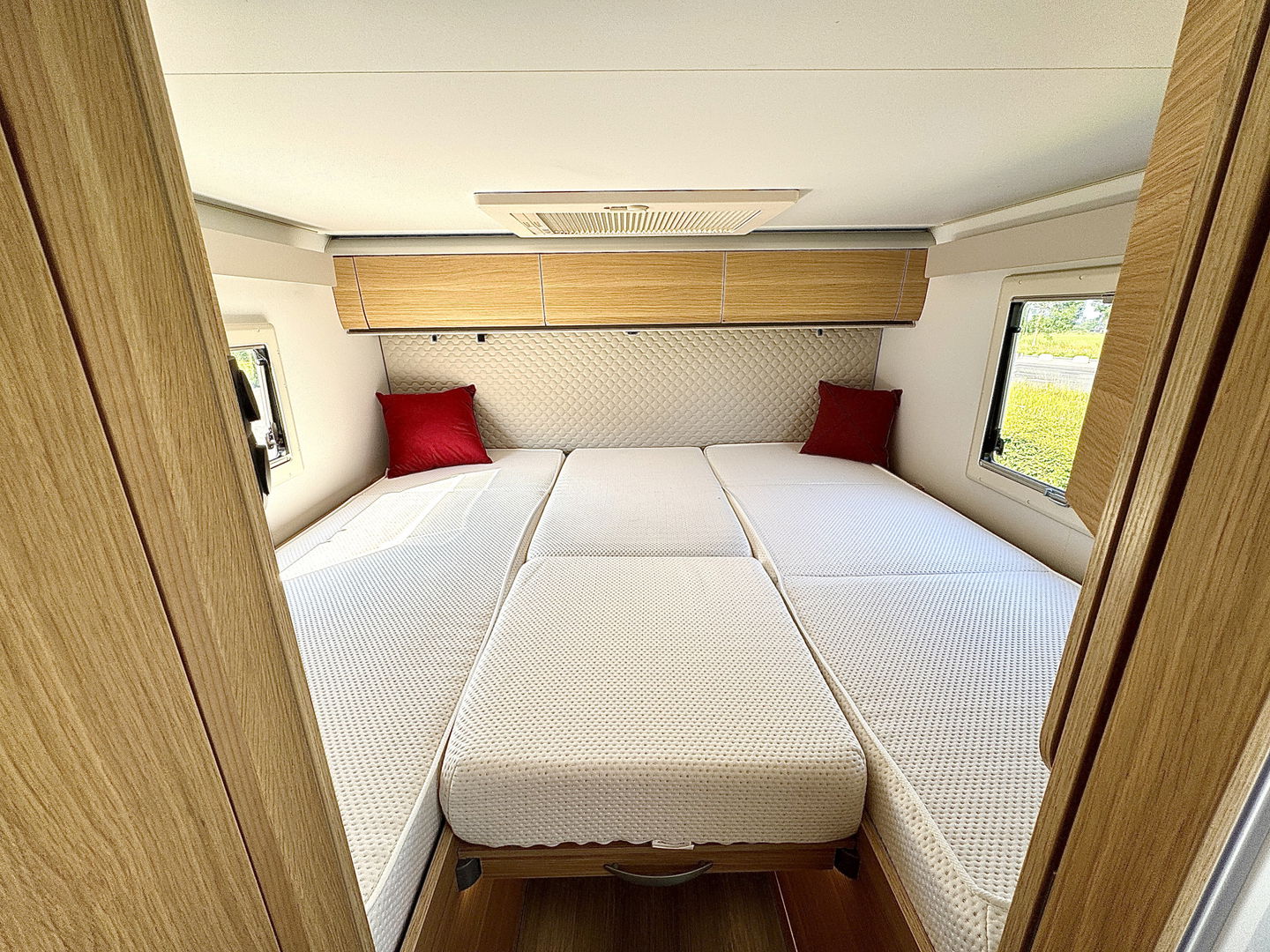Adria CORAL 670 SL Plus | Automaat! | Euro 6! | Cruise control | Lengte bedden | Origineel Nederlands | Dak airco | Zonnepaneel | Nieuwstaat | Camera | Truma |