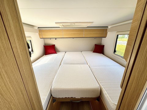 Adria CORAL 670 SL Plus | Automaat! | Euro 6! | Cruise control | Lengte bedden | Origineel Nederlands | Dak airco | Zonnepaneel | Nieuwstaat | Camera | Truma |