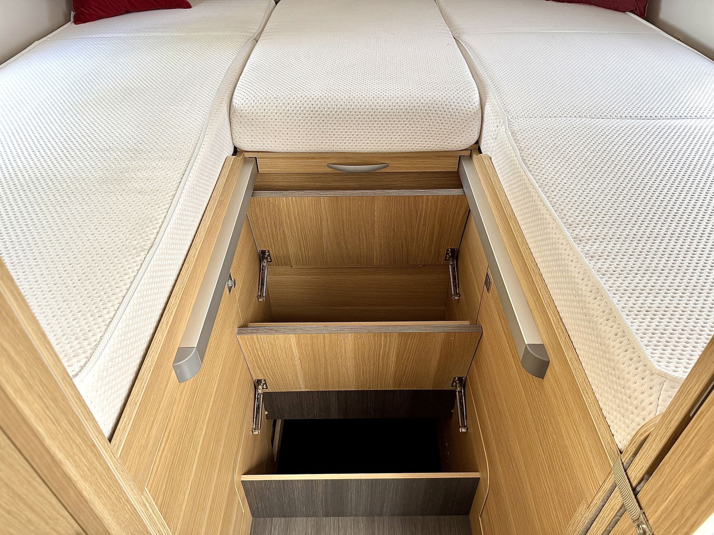 Adria CORAL 670 SL Plus | Automaat! | Euro 6! | Cruise control | Lengte bedden | Origineel Nederlands | Dak airco | Zonnepaneel | Nieuwstaat | Camera | Truma |